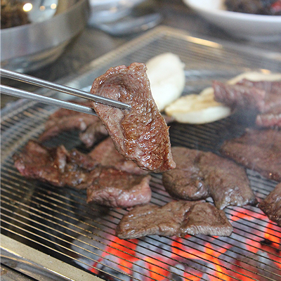 A. 한우 등심 800g (캠핑상, 4인 기준) + 떡갈비 100 그램
약 10만원 상당.