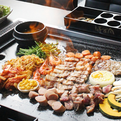 모듬구이 2~3인분 (삼겹살150g + 목살150g + 오겹살150g+ 떡갈비100g + 소세지2 + 새우) + 치즈 볶음밥 + 소주1 + 음료수1 = 총 45,000원 상당  

※ 데뷰 체험단은 오후5시 이후부터 방문 가능합니다.
